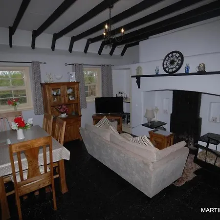 Lough Derg Thatched Cottages فندق *