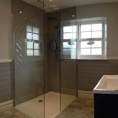 Lough Derg Thatched Cottages Hotel *