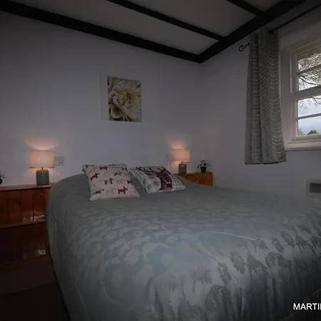 Lough Derg Thatched Cottages Hotel