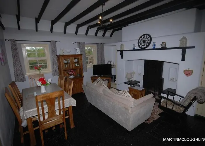 Lough Derg Thatched Cottages Hotel *